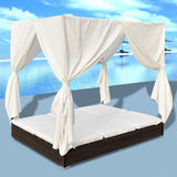vidaXL Loungebed met gordijnen poly rattan bruin